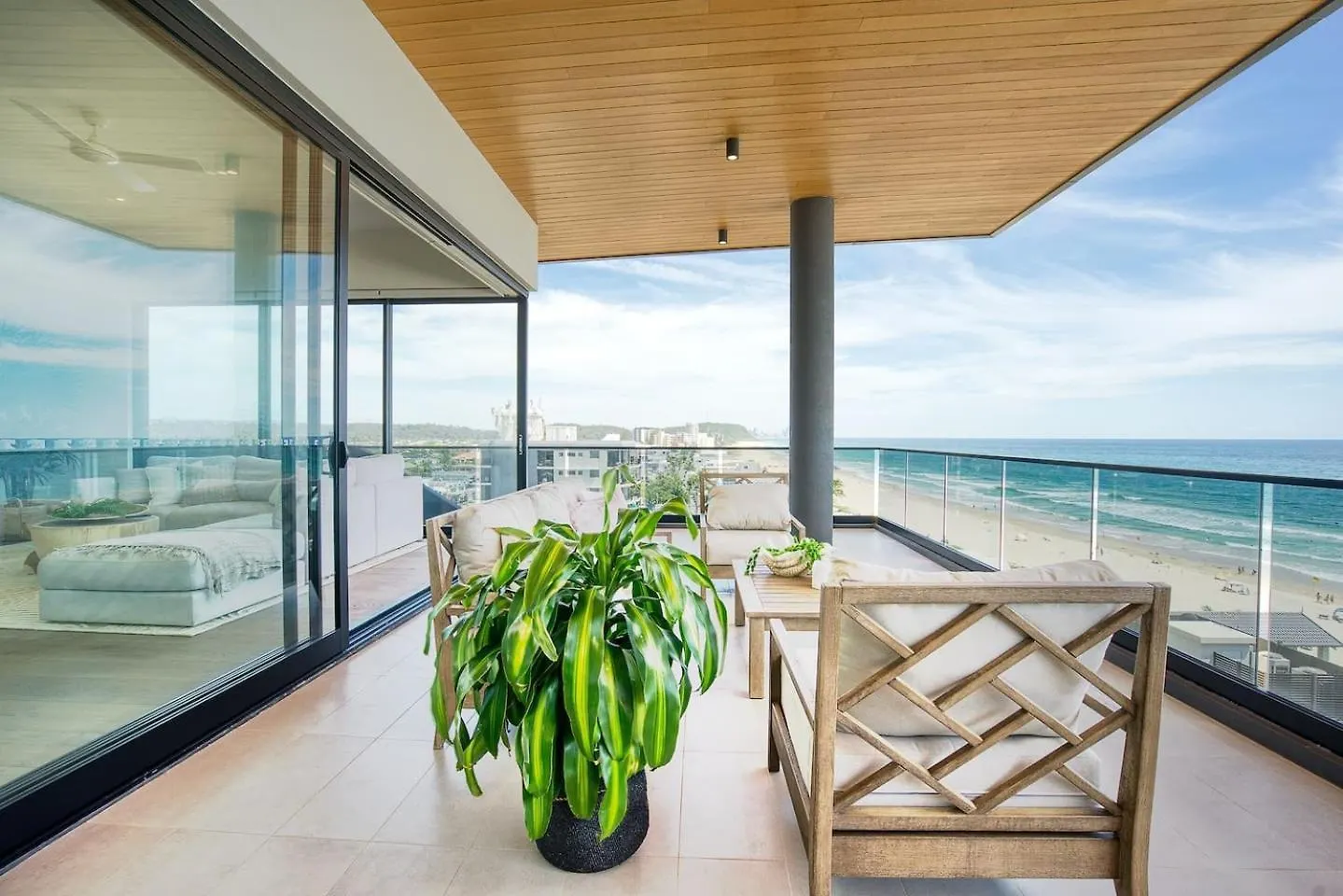 Sable Penthouse At Palm Beach'S Waterfront Gold Coast Apartment